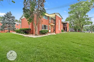 10 Arrowhead Dr, Algonquin, IL 60102 - Photo 1