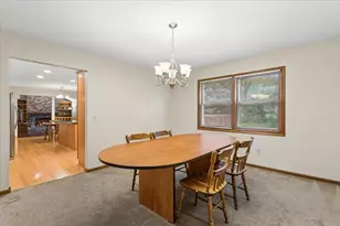 1056 Fox Valley Dr, Aurora, IL 60504 - Photo 3