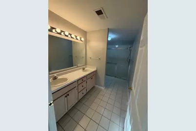 205 Ashbury Lane E #E3, Roselle, IL 60172 - Photo 3