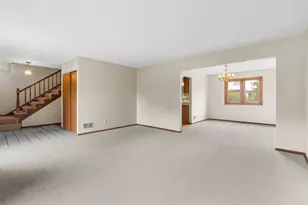 980 Sandalwood Ln, Crystal Lake, IL 60014 - Photo 3