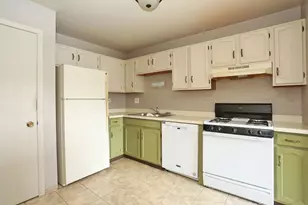 1 Trails Dr, Schaumburg, IL 60194 - Photo 7