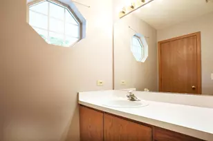 704 Shady Oaks Ct, Elgin, IL 60120 - Photo 11