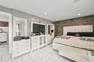 8996 Kennedy Dr, Des Plaines, IL 60016 - Photo 11