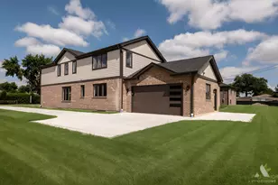 7957 W 73 Pl, Bridgeview, IL 60455 - Photo 3