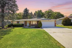 904 Chippewa Dr, Elgin, IL 60120 - Photo 1