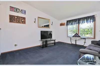 2401 Mallard Drive, Lindenhurst, IL 60046 - Photo 3