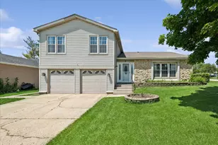 8 Auburn Dr, Glendale Heights, IL 60139 - Photo 1