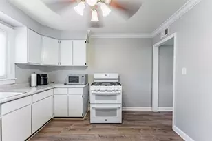 7805 Suburban Ln, Bridgeview, IL 60455 - Photo 11