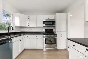 208 Granada Ct, Bolingbrook, IL 60440 - Photo 5