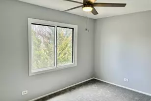 126 Honeysuckle Ct, Rolling Meadows, IL 60008 - Photo 9