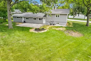 590 Durham Ct, Hoffman Estates, IL 60169 - Photo 5