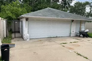 15947 Vine Ave, Harvey, IL 60426 - Photo 3