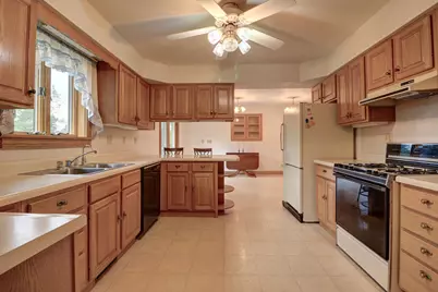 2205 Meadows Drive, Sterling, IL 61081 - Photo 7