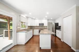 310 Chesterfield Ln, Vernon Hills, IL 60061 - Photo 11