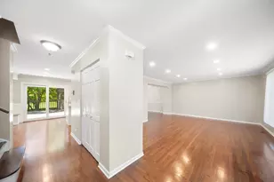 310 Chesterfield Ln, Vernon Hills, IL 60061 - Photo 3