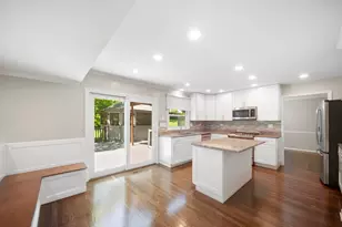 310 Chesterfield Ln, Vernon Hills, IL 60061 - Photo 9