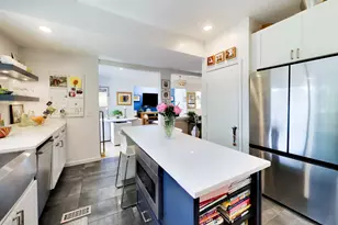 2012 W Estes Ave, Chicago, IL 60645 - Photo 15