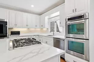 329 Royce Woods Ct, Naperville, IL 60565 - Photo 11