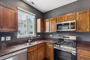 1584 Shire Ct, Gurnee, IL 60031 - Photo 9