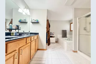 2052 Gardner Circle E, Aurora, IL 60503 - Photo 15