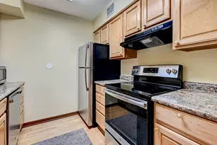 6184 Pinewood Ct, Willowbrook, IL 60527 - Photo 5