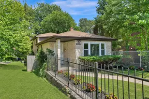 9117 S Brandon Ave, Chicago, IL 60617 - Photo 3