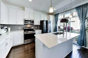 810 Lexington Cir W, Des Plaines, IL 60016 - Photo 7