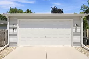 916 Britta Ln, Geneva, IL 60134 - Photo 27