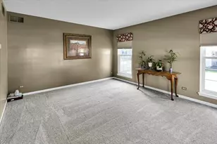 150 N Kingsway Dr, Aurora, IL 60506 - Photo 5