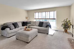 150 N Kingsway Dr, Aurora, IL 60506 - Photo 13