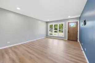 372 Clearmont Dr, Elk Grove Village, IL 60007 - Photo 3