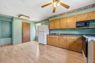 1327 Superior St, Aurora, IL 60505 - Photo 7