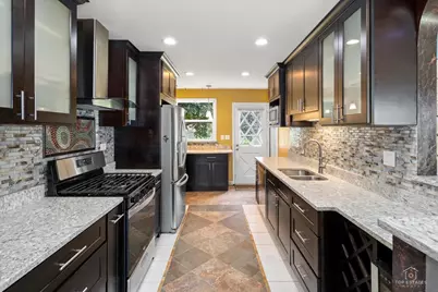133 E Berkley Lane, Hoffman Estates, IL 60169 - Photo 11