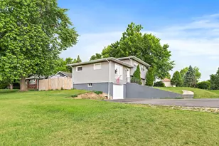 140 Skyline Dr, Carpentersville, IL 60110 - Photo 3