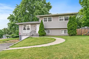 140 Skyline Dr, Carpentersville, IL 60110 - Photo 1
