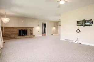 2015 Glenview Rd, Rockford, IL 61107 - Photo 5