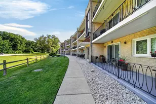 9504 S 86th Ave, Hickory Hills, IL 60457 - Photo 5