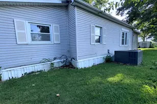1004 S Cherry St, Centralia, IL 62801 - Photo 5