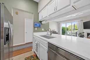 7818 Darien Lake Dr, Darien, IL 60561 - Photo 9