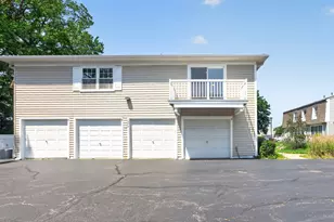 1370 Woodcutter Ln, Wheaton, IL 60189 - Photo 3
