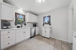 241 N Lord Ave, Carpentersville, IL 60110 - Photo 9