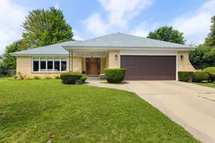 730 Castlewood Ln, Deerfield, IL 60015 - Photo 1