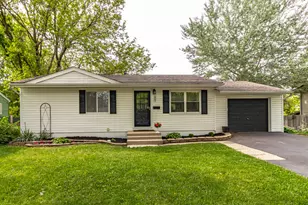 689 Laurel Ave, Wauconda, IL 60084 - Photo 1