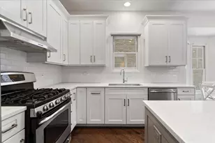 1310 W Fletcher St, Chicago, IL 60657 - Photo 11