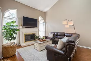 707 Clover Hill Ct, Elk Grove Village, IL 60007 - Photo 3