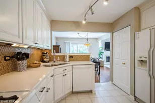 707 Clover Hill Ct, Elk Grove Village, IL 60007 - Photo 9