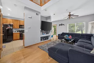 949 Tanager Ct, Glen Ellyn, IL 60137 - Photo 3