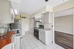 18W074 Jamestown Ln, Villa Park, IL 60181 - Photo 9