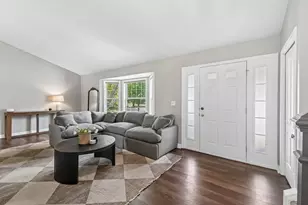 2011 Glenmoor Dr, West Dundee, IL 60118 - Photo 5