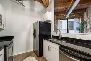 225 W Huron St, Chicago, IL 60654 - Photo 9